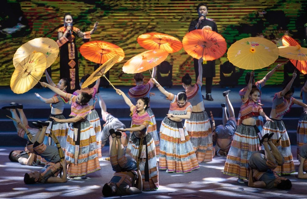 2023年1月18日，以“同心筑厚誼 攜手共發(fā)展”為主題的2023年中越跨國春節(jié)聯(lián)歡晚會(huì)在云南省紅河哈尼族彝族自治州河口瑤族自治縣舉行，越南老街省民族藝術(shù)歌舞團(tuán)的演員在晚會(huì)上表演歌舞《漂浮在云端的節(jié)日》。新華社記者 胡超 攝