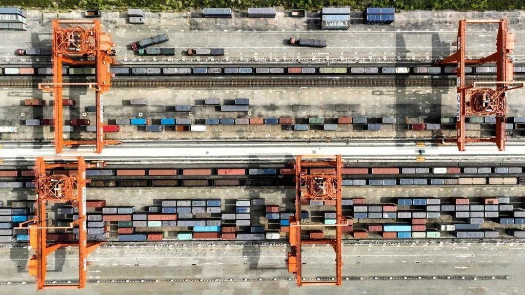 △2023年11月12日，火車在廣西欽州港碼頭裝運(yùn)集裝箱。