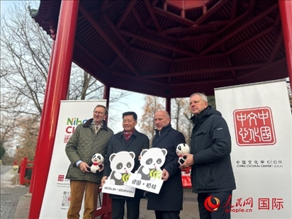 中國(guó)文化中心組織的主題活動(dòng)現(xiàn)場(chǎng)。從左至右依次為柏林動(dòng)物園園長(zhǎng)克尼里姆、中國(guó)駐德國(guó)大使吳懇、柏林市長(zhǎng)韋格納、柏林動(dòng)物園監(jiān)事會(huì)主席布魯克曼。人民網(wǎng)記者 徐馨攝