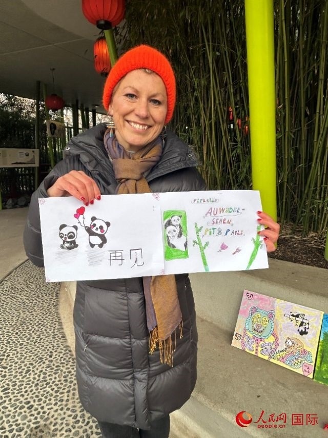 桑德拉和德國(guó)小朋友們的作品。右圖寫著“祝福好運(yùn)，再見 Pit和Paule（“夢(mèng)想”“夢(mèng)圓”的德語(yǔ)名字）”。人民網(wǎng)記者 徐馨攝
