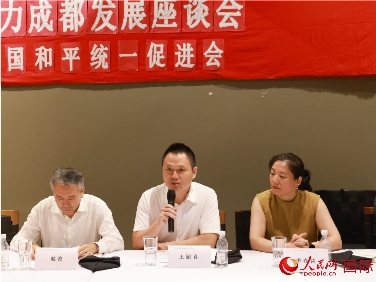 中國(guó)駐里約總領(lǐng)館副總領(lǐng)事王尉育（中）在座談會(huì)中致辭。人民網(wǎng)記者 陳海琪攝