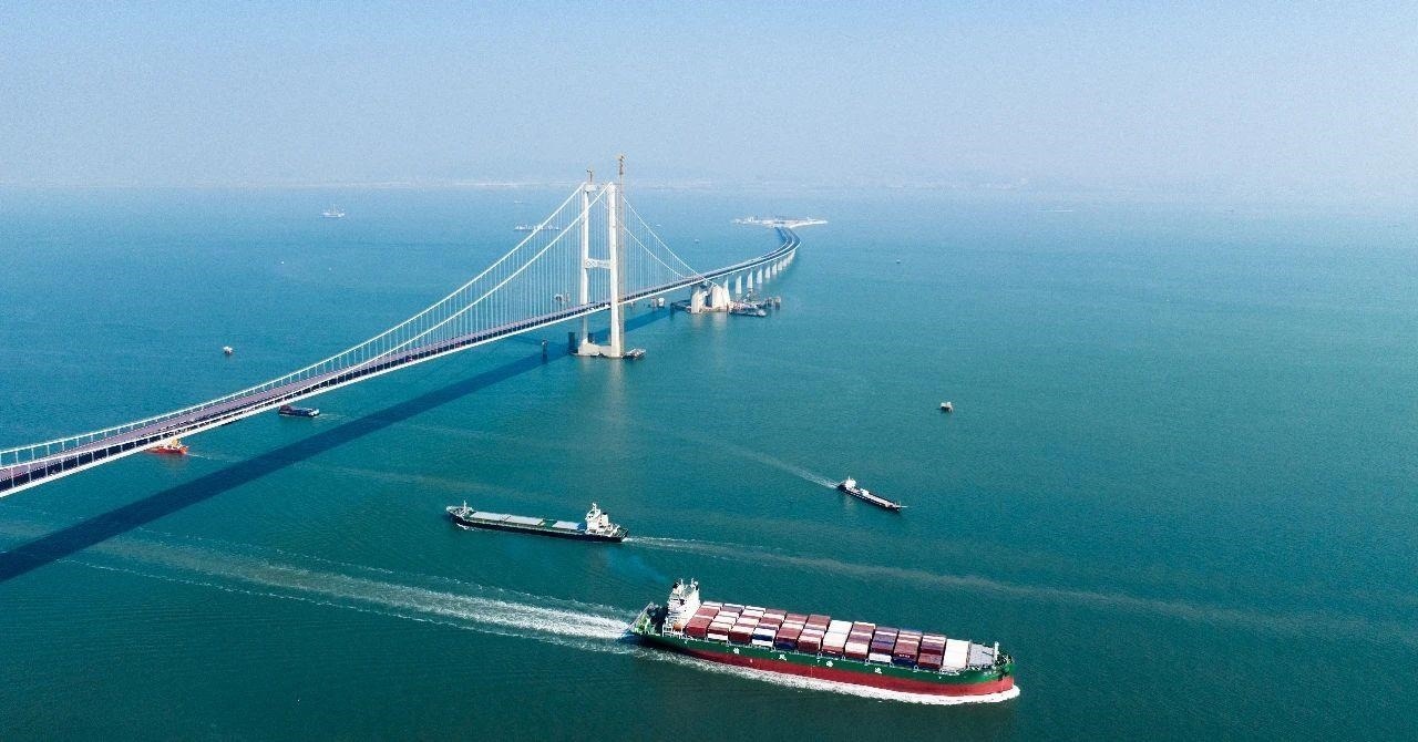 △2023年11月28日，國家重大工程深中通道海底沉管隧道貫通。