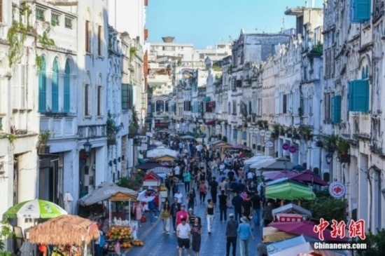 圖為?？隍T樓老街游客如織。 <a target='_blank' href='/' ><p align=