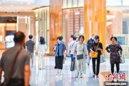 圖為顧客在cdf?？趪H免稅城內(nèi)選購商品。<a target='_blank' href='/' ><p align=