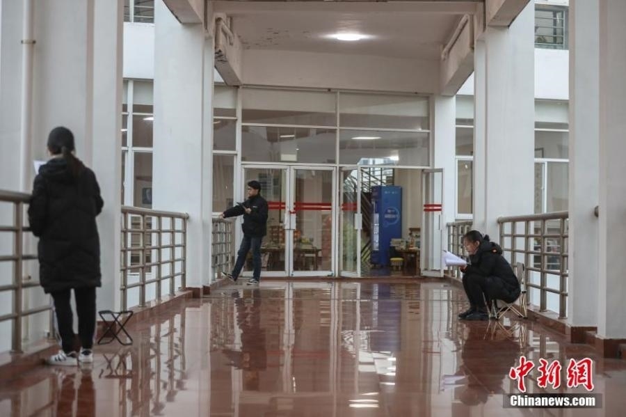 資料圖：幾位考研學(xué)生在南昌大學(xué)教學(xué)樓的天橋上復(fù)習(xí)備考。劉力鑫 攝