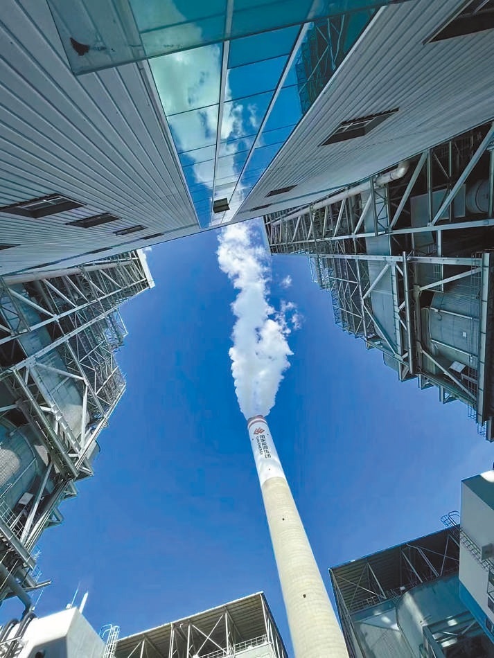  綠色低碳 近日，來(lái)自10余個(gè)國(guó)家的國(guó)際青年跟隨“世界青年能源行”活動(dòng)走進(jìn)國(guó)家能源集團(tuán)江蘇泰州電廠。作為亞洲最大火電二氧化碳捕集、利用與封存項(xiàng)目，該項(xiàng)目每年可捕集消納二氧化碳50萬(wàn)噸。 美國(guó)籍演員、主持人 史蒂文·韋德斯攝 “走在電廠里，體驗(yàn)各種高科技，真切感受到中國(guó)在清潔能源方面發(fā)展迅速，許多技術(shù)走在了世界前列。”