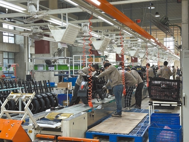  產(chǎn)業(yè)領(lǐng)跑 在長(zhǎng)三角一體化發(fā)展格局下，新能源制造業(yè)通過(guò)產(chǎn)業(yè)集群協(xié)同發(fā)展，形成現(xiàn)代化產(chǎn)業(yè)體系。圖為位于江蘇常州市的比亞迪工廠內(nèi)，工作人員正在組裝銷往非洲國(guó)家的電動(dòng)摩托車。 拉丁美洲通訊社古巴籍?dāng)z影記者 朗尼·洛佩茲（中文名羅帥）攝