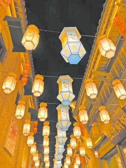  古城新韻 位于安徽安慶市安慶古城的倒扒獅歷史文化街區(qū)依江而建，在保留歷史建筑的同時(shí)，引入產(chǎn)業(yè)新業(yè)態(tài)，激發(fā)歷史文化街區(qū)活力，吸引了眾多游客前來(lái)游玩。 韓國(guó)籍視頻博主 金峻范攝