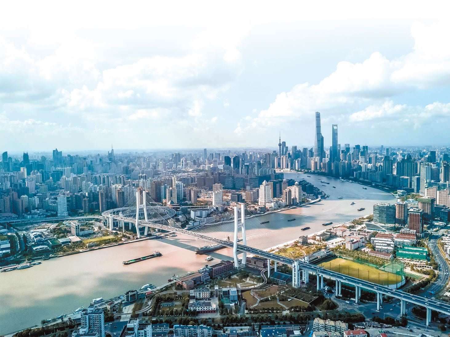  潮起東方 上海黃浦江兩岸高樓林立，風(fēng)光無(wú)限。近年來(lái)，上海以開(kāi)放創(chuàng)新之姿，謀劃推動(dòng)高質(zhì)量發(fā)展，奮力開(kāi)創(chuàng)長(zhǎng)三角一體化新局面。 德國(guó)籍導(dǎo)演、建筑師、攝影師 馬克·西格蒙德攝 “起初，我被東方古國(guó)的悠久歷史文化吸引來(lái)到中國(guó)。在上海生活的10多年間，我見(jiàn)證了這座城市的發(fā)展歷程，也感受到它兼具傳統(tǒng)與現(xiàn)代的獨(dú)特魅力。”