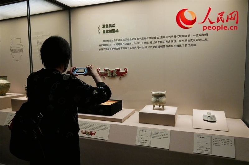 今年9月，觀眾正在參觀“鑒往知遠(yuǎn)——新時代考古成果展”。人民網(wǎng)記者 韋衍行攝