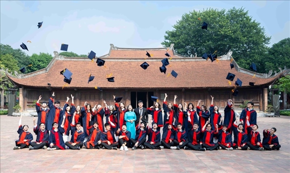 12月9日，越南首都河內(nèi)一所高中的學(xué)生在文廟內(nèi)合影留念。