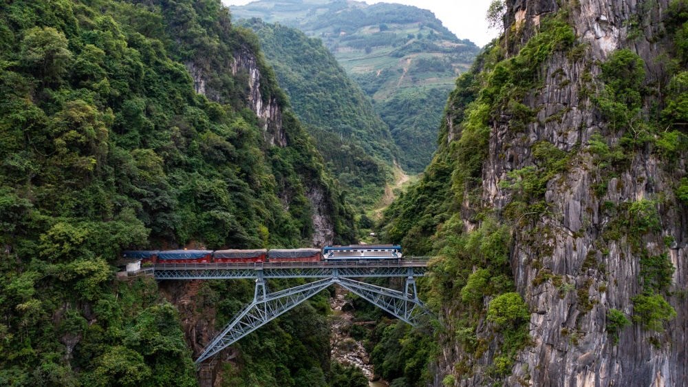 2023年6月20日，一列火車駛過(guò)人字橋。