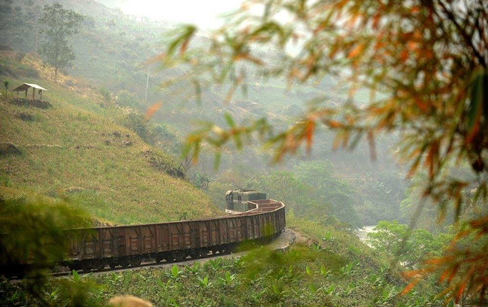 這是行駛在滇越鐵路云南省屏邊縣境內(nèi)的貨運(yùn)列車（2012年3月9日攝）。