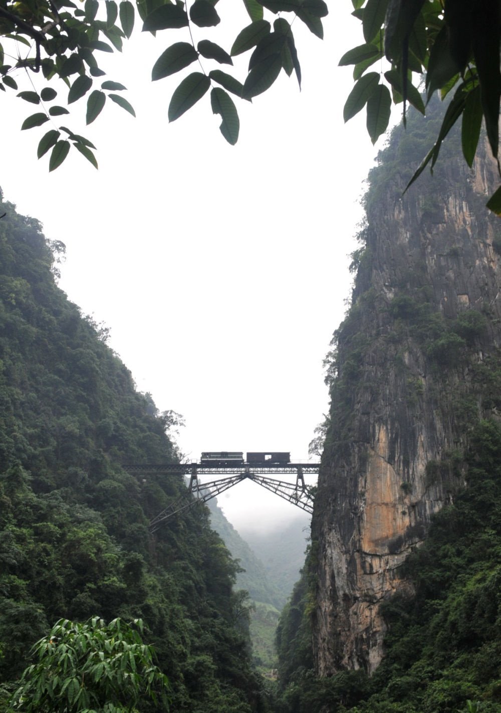 2009年6月1日，一列小火車從人字橋上通過(guò)。