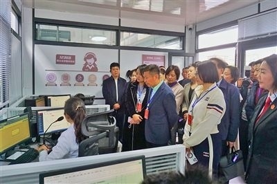  在昆明中院訴前調(diào)解工作室內(nèi)，代表們觀摩法官線上調(diào)解。