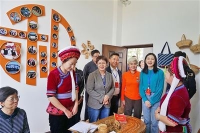  在大理法院喜洲法庭，代表們與“金花調(diào)解員”共同探討民族特色調(diào)解工作方法。