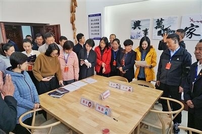  在劍川法院家事調(diào)解室內(nèi)，該院制作的《離婚證明書》引起了代表們的關(guān)注。