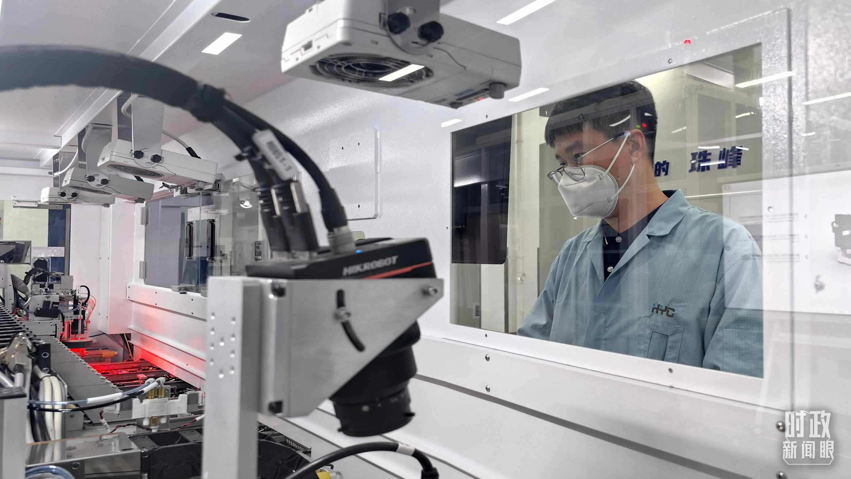 △蘇州華興源創(chuàng)科技股份有限公司員工正在研發(fā)車(chē)間內(nèi)進(jìn)行芯片測(cè)試。（總臺(tái)央廣記者潘毅拍攝）