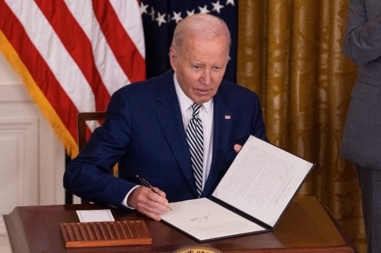 10月30日，美國總統(tǒng)拜登在華盛頓白宮簽署人工智能監(jiān)管行政令。新華社發(fā)（亞倫攝）