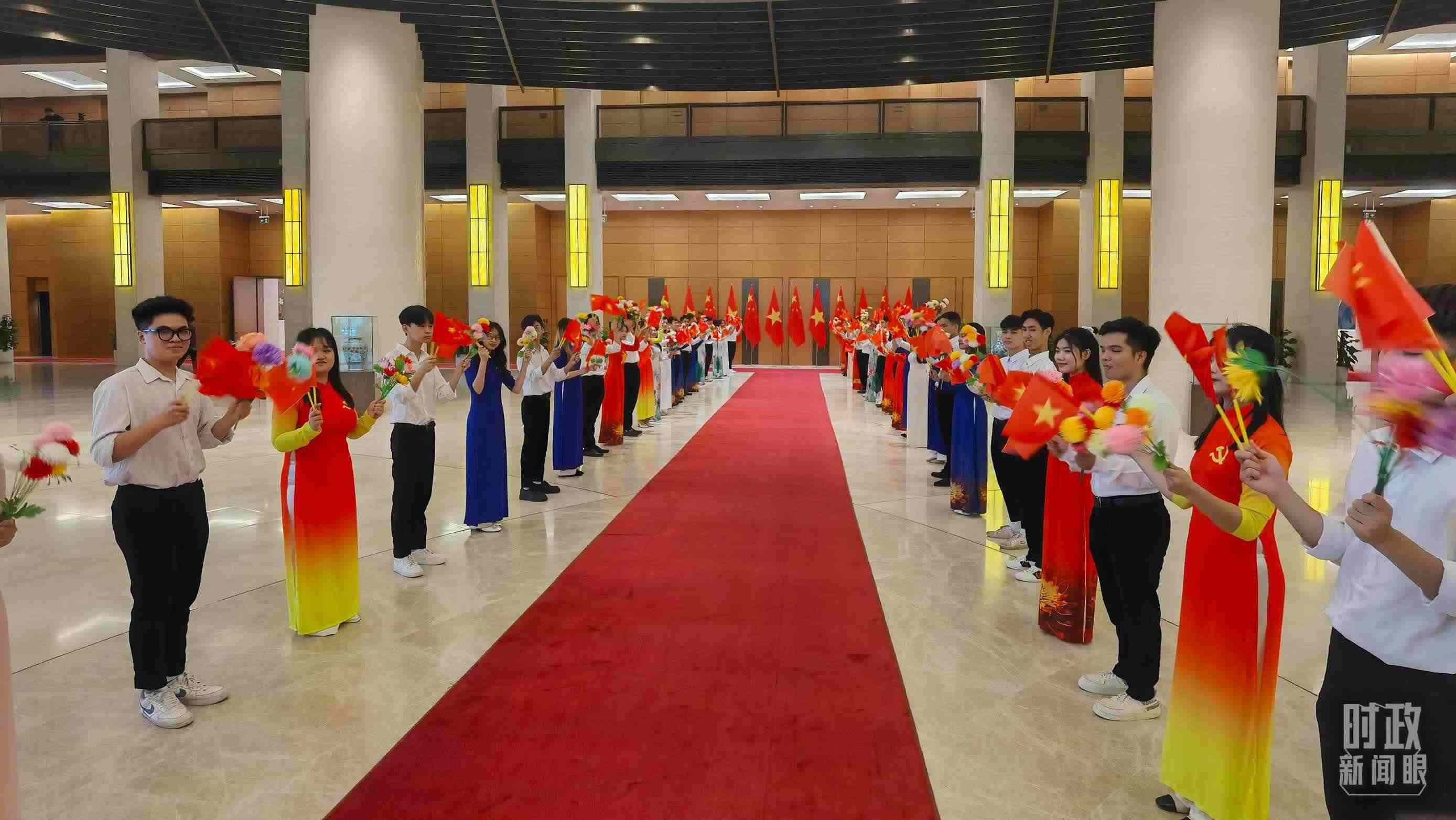 △夾道歡迎的當(dāng)?shù)厍嗄?。（總臺央視記者周志國拍攝）