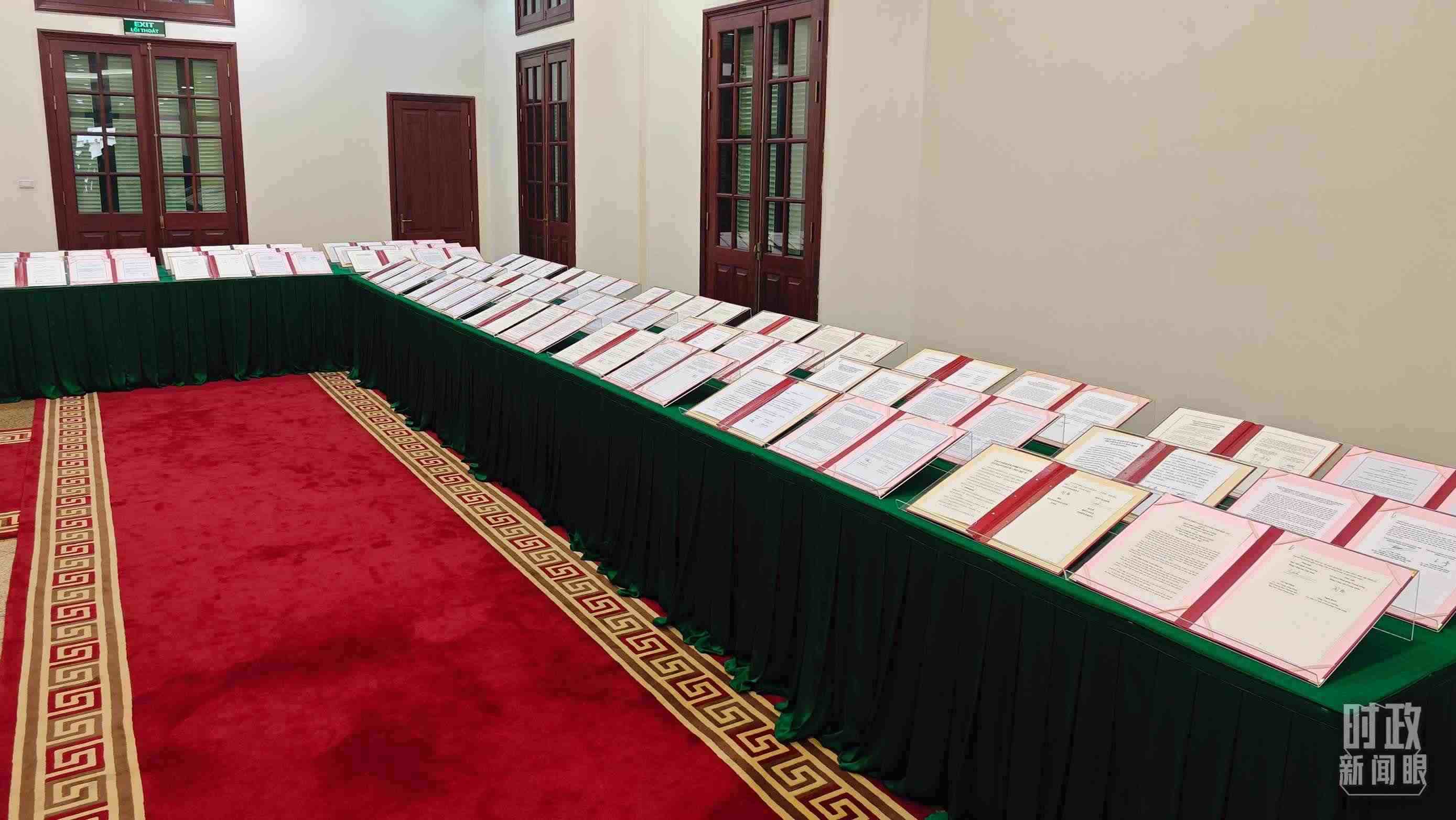 △會談后，兩黨總書記共同見證雙方簽署的雙邊合作文件展示，涵蓋共建“一帶一路”等30多個領(lǐng)域。（總臺央視記者耿小龍拍攝）