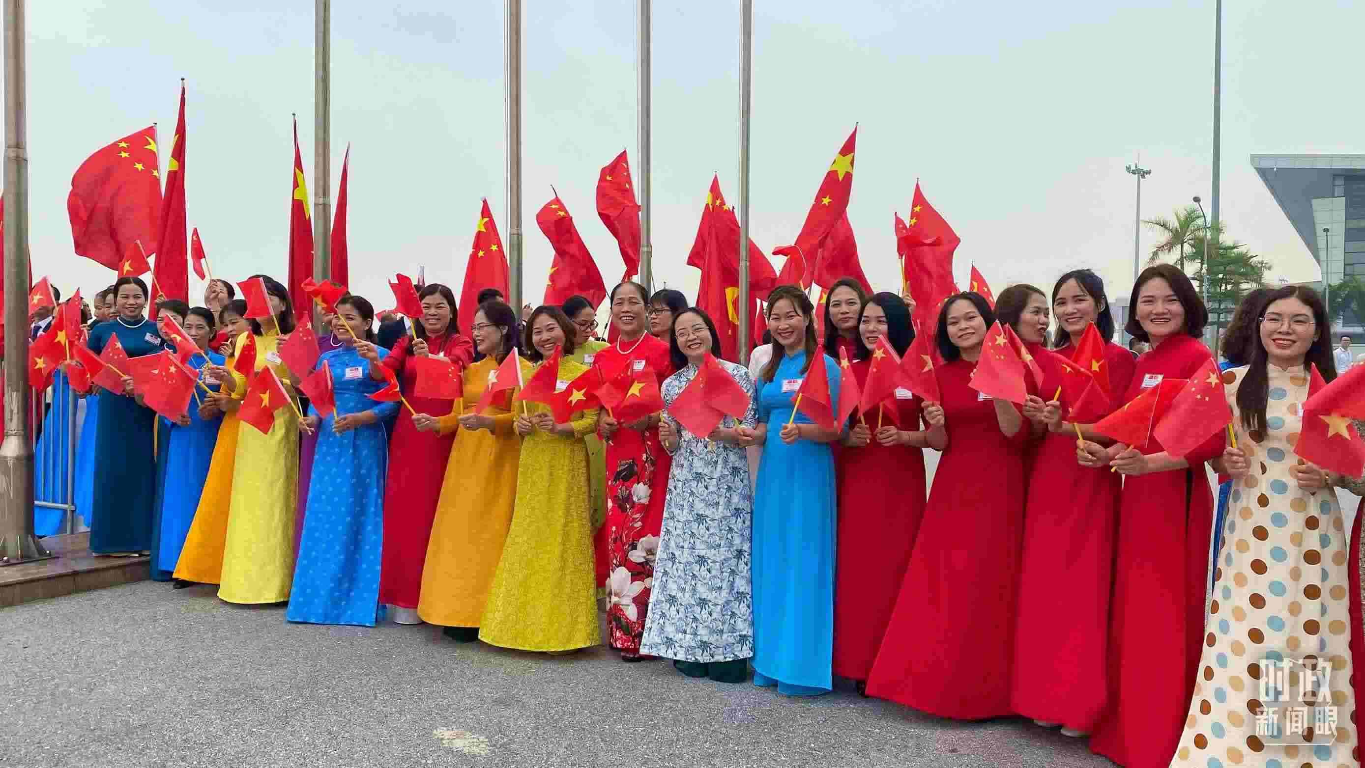 △專機(jī)抵達(dá)前，400多名中越各界代表手持兩黨兩國旗幟翹首以盼。（總臺央視記者李增仁拍攝）