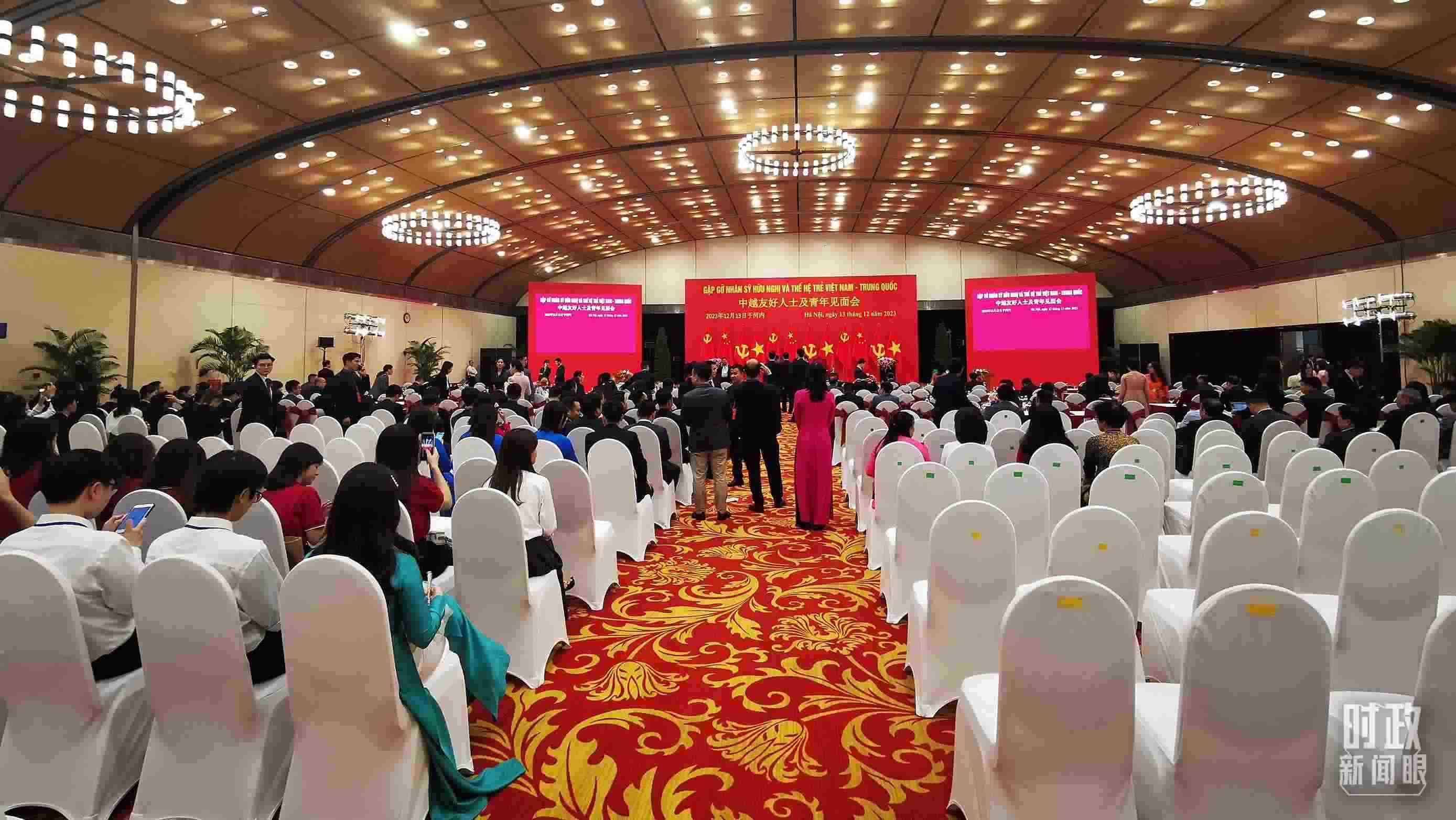 △習(xí)近平出席中越友好人士及青年見面會。這是見面會開始前的場景。（總臺央視記者荊偉拍攝）