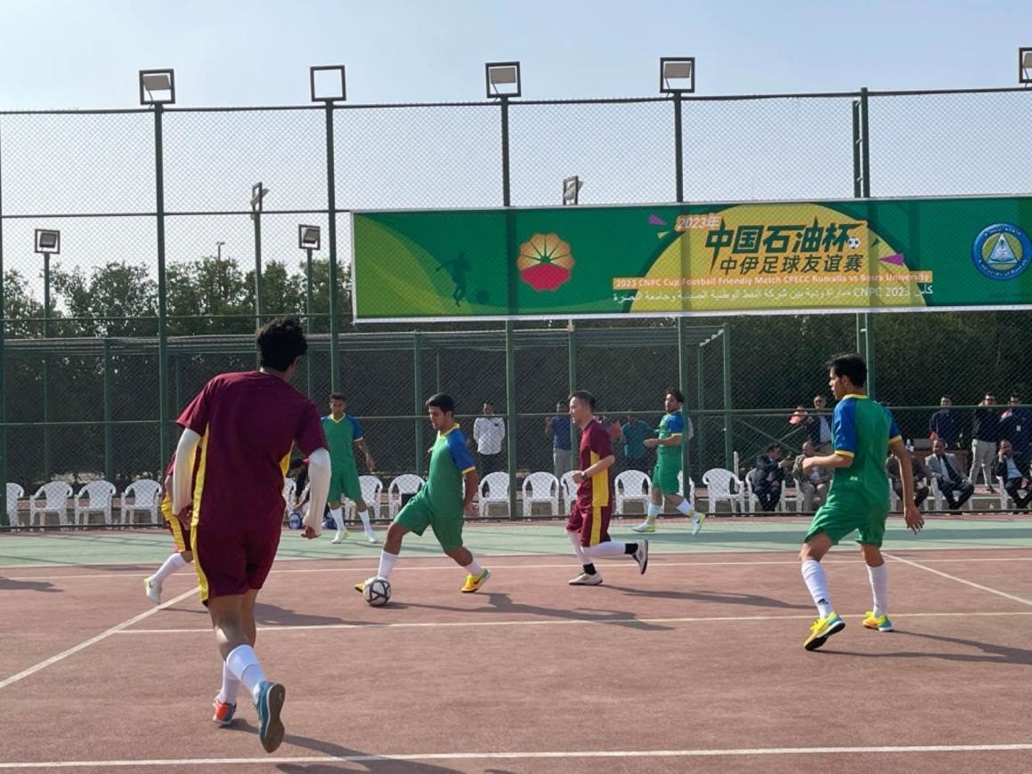 12月14日，中國石油（伊拉克）魯邁拉片區(qū)舉辦公共開放日和足球友誼賽。中國石油工程建設(shè)有限公司魯邁拉項目代表隊與巴士拉大學(xué)代表隊進行了比賽，巴士拉大學(xué)代表隊獲勝。文學(xué)軍攝