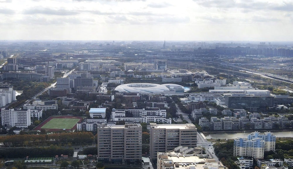 這是2023年11月25日在上海浦東新區(qū)張江科學(xué)城拍攝的形如鸚鵡螺的大科學(xué)裝置上海光源（中）（無人機(jī)照片）。新華社記者 方喆 攝