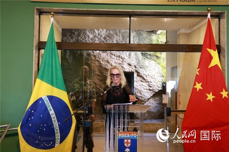 山河文化促進中心執(zhí)行總裁瑪西婭·梅爾基奧爾在攝影展開幕式上致辭。 人民網(wǎng)記者 陳海琪攝