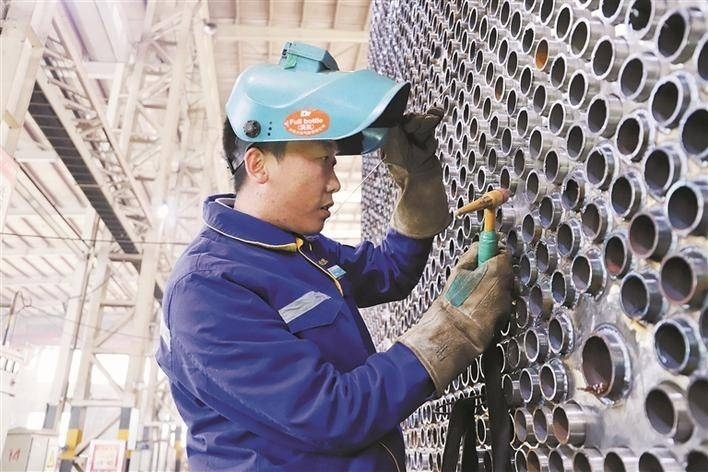 邵旭鵬在車間進(jìn)行電焊作業(yè)。受訪者供圖