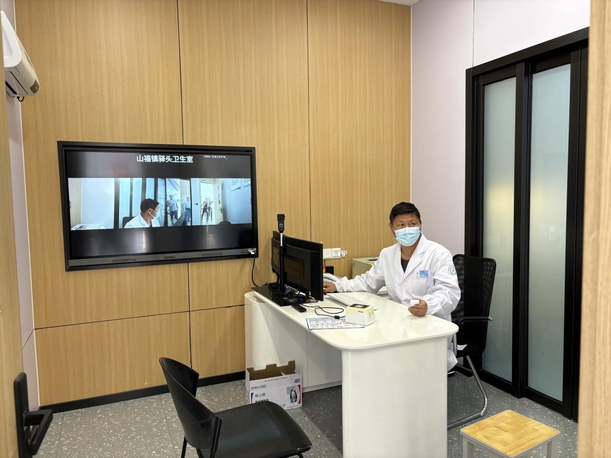 　　村里的值班醫(yī)生在線上連接三甲醫(yī)院的醫(yī)生對(duì)患者進(jìn)行會(huì)診。