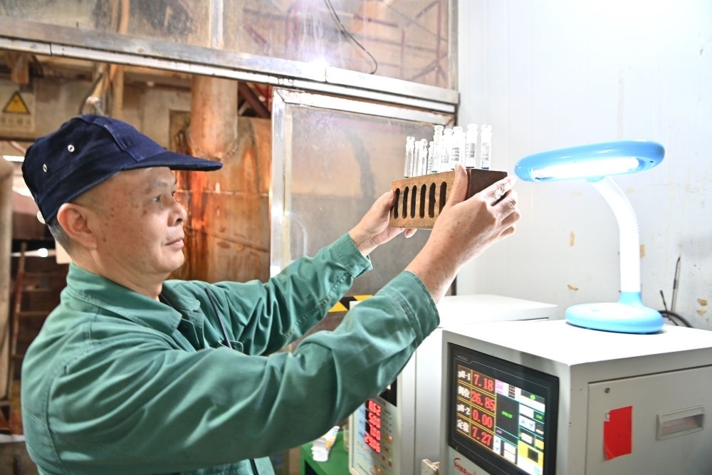 12月12日，廣西來賓小平陽湘桂制糖有限公司的工作人員在檢測糖漿樣品。