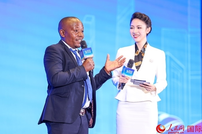 來自烏干達坎帕拉—恩德培機場高速公路項目的赫爾曼（左）被評為中國交建共建“一帶一路”最美外籍建設者之一。人民網記者 趙益普攝