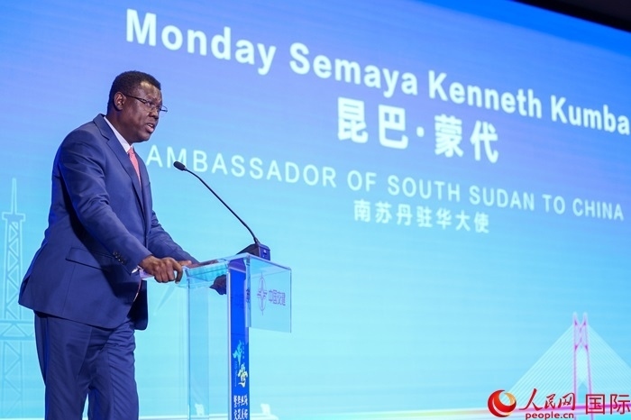 南蘇丹駐華大使蒙代在發(fā)布會上致辭。人民網記者 趙益普攝