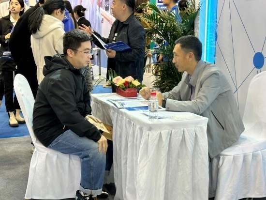 沈陽(yáng)招聘會(huì)現(xiàn)場(chǎng)。人民網(wǎng)記者 尹柏寒?dāng)z