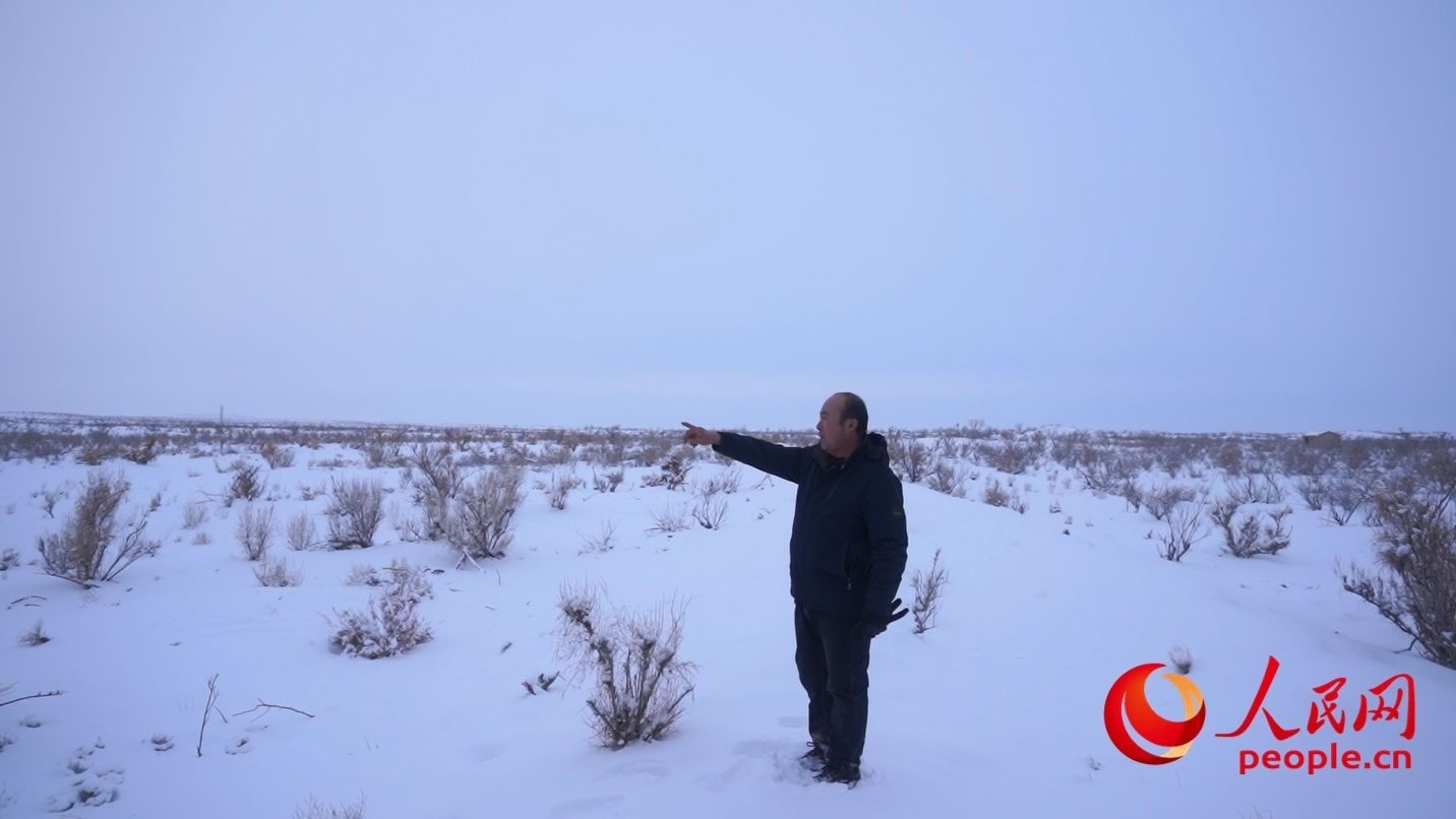 馬曉華向采訪團(tuán)介紹林場(chǎng)情況。人民網(wǎng) 周靜圓攝