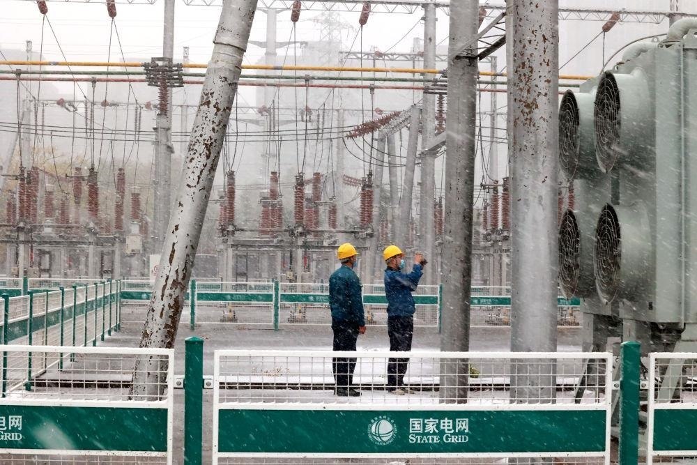 △國網(wǎng)壽光市供電公司變電運(yùn)維人員在檢查變電站積雪情況。