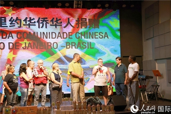 兒童殘障教育中心負(fù)責(zé)人胡里奧向捐贈(zèng)方表示感謝。人民網(wǎng)記者 陳海琪攝