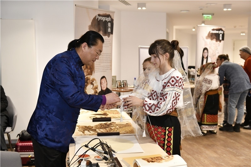 圖為羅馬尼亞小學(xué)生在現(xiàn)場(chǎng)體驗(yàn)烙畫(huà)。 布加勒斯特中國(guó)文化中心供圖