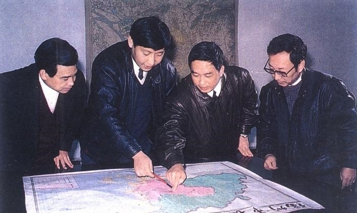 1991年12月，習近平與同事討論福州市戰(zhàn)略規(guī)劃設想。