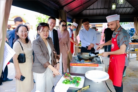 嘉賓現(xiàn)場(chǎng)觀摩。阿聯(lián)酋上?？偵虝?huì)暨同鄉(xiāng)會(huì)供圖