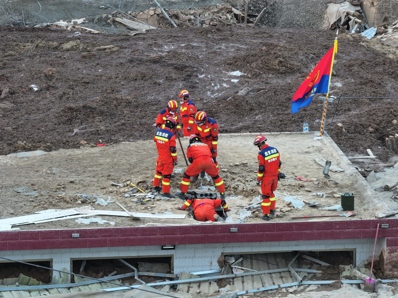 救援人員在現(xiàn)場。賀勇攝。