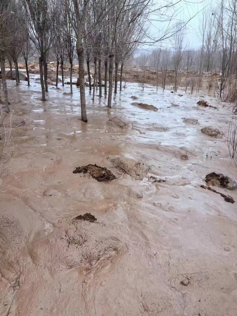 次生災(zāi)害襲擊過的村落。喬棟攝。