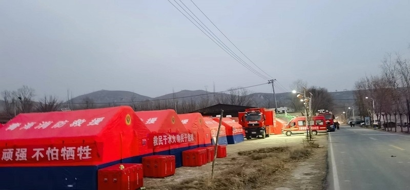 救災(zāi)隊(duì)員現(xiàn)場扎起了帳篷。王梅攝。