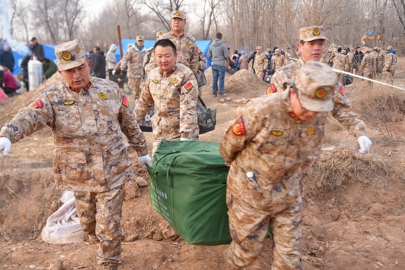 救援人員正在現(xiàn)場緊急搬運(yùn)物資。賀勇攝。