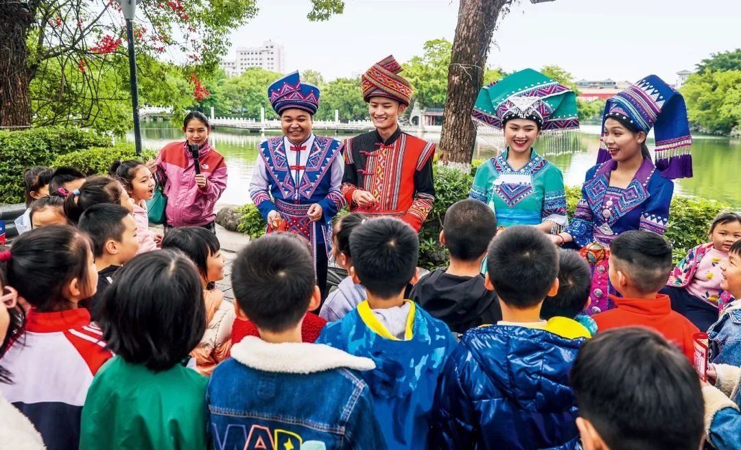 2023年4月25日，廣西桂林，“網(wǎng)絡(luò)法治宣傳一條街”在榕湖景區(qū)古南門“開街”，身穿民族服裝的工作人員演唱山歌向青少年普及網(wǎng)絡(luò)法治知識。