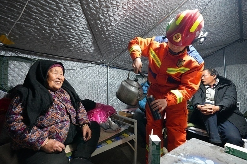 村民龔尕芳與消防員交流。賀勇攝。