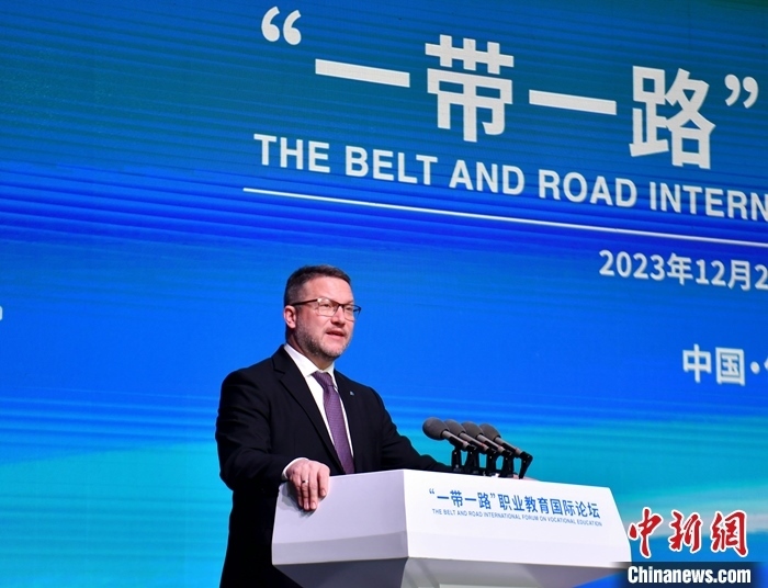 圖為活動(dòng)現(xiàn)場歐洲議會(huì)交通旅游委員會(huì)副主席烏伊海依·伊什特萬致辭。 中新社記者 韓冰 攝