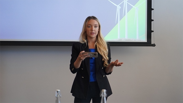 南非駐亞洲和金磚國家無任所大使蘇克拉爾代表吉娜·布朗發(fā)言。 人民網(wǎng) 張茜攝